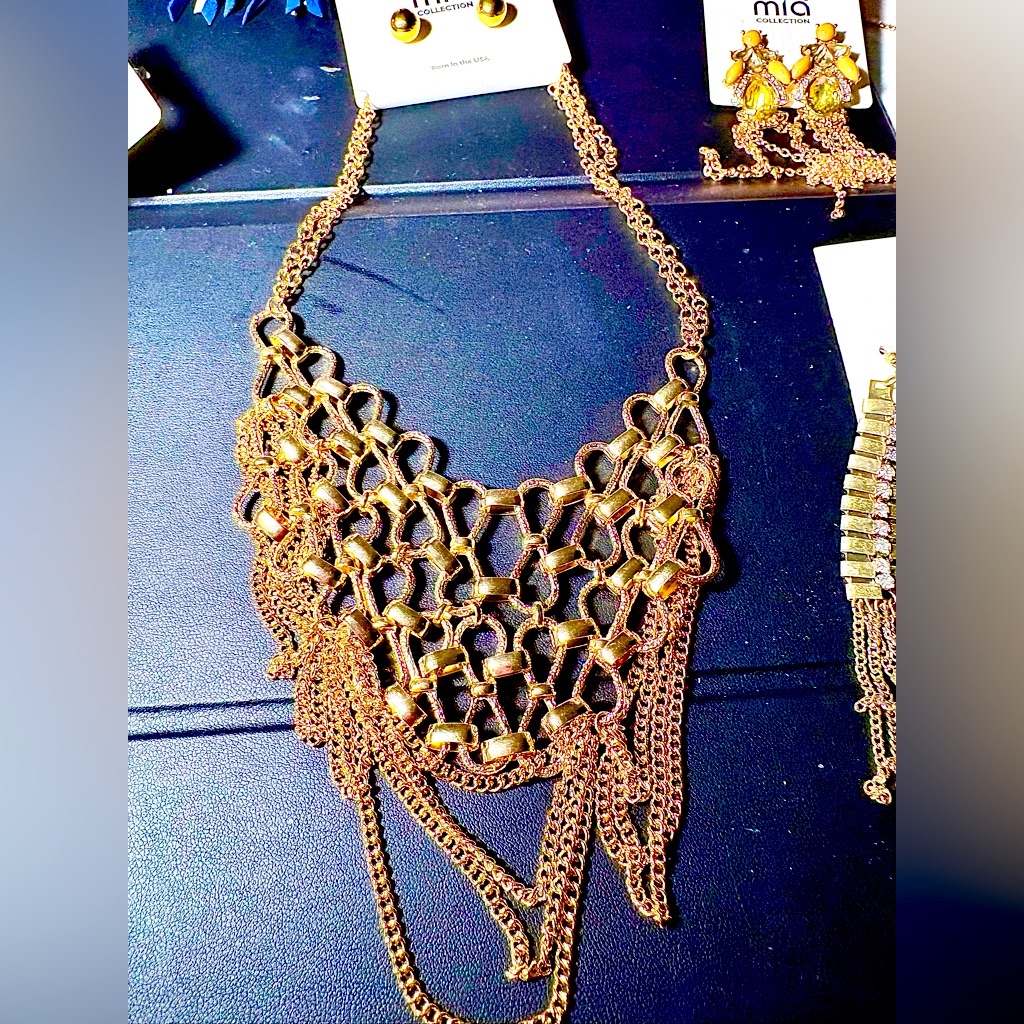 Nwt Mia Woven Elegant Gold Statement Necklace 24$
